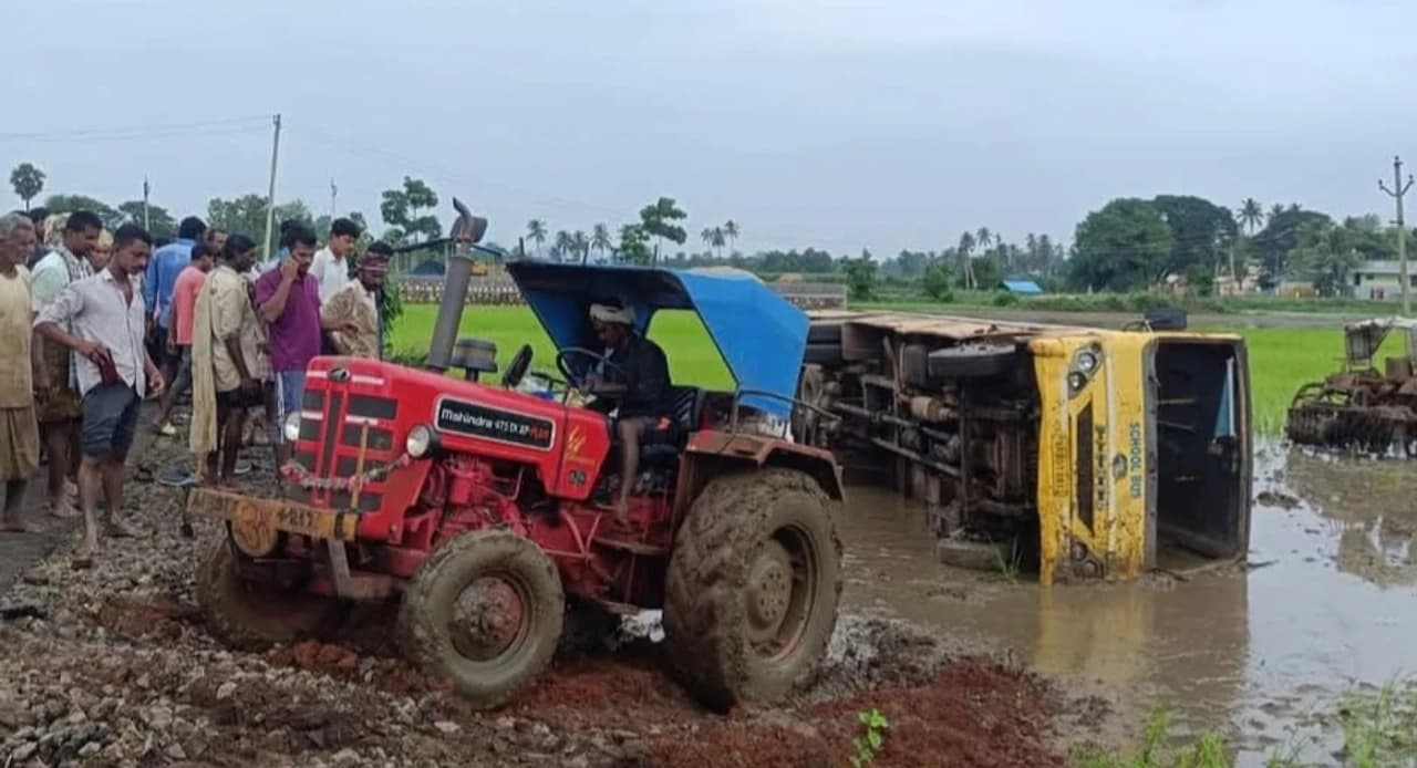 అదుపుతప్పి పొలాల్లోకి దూసుకెళ్లిన స్కూల్ బస్సు