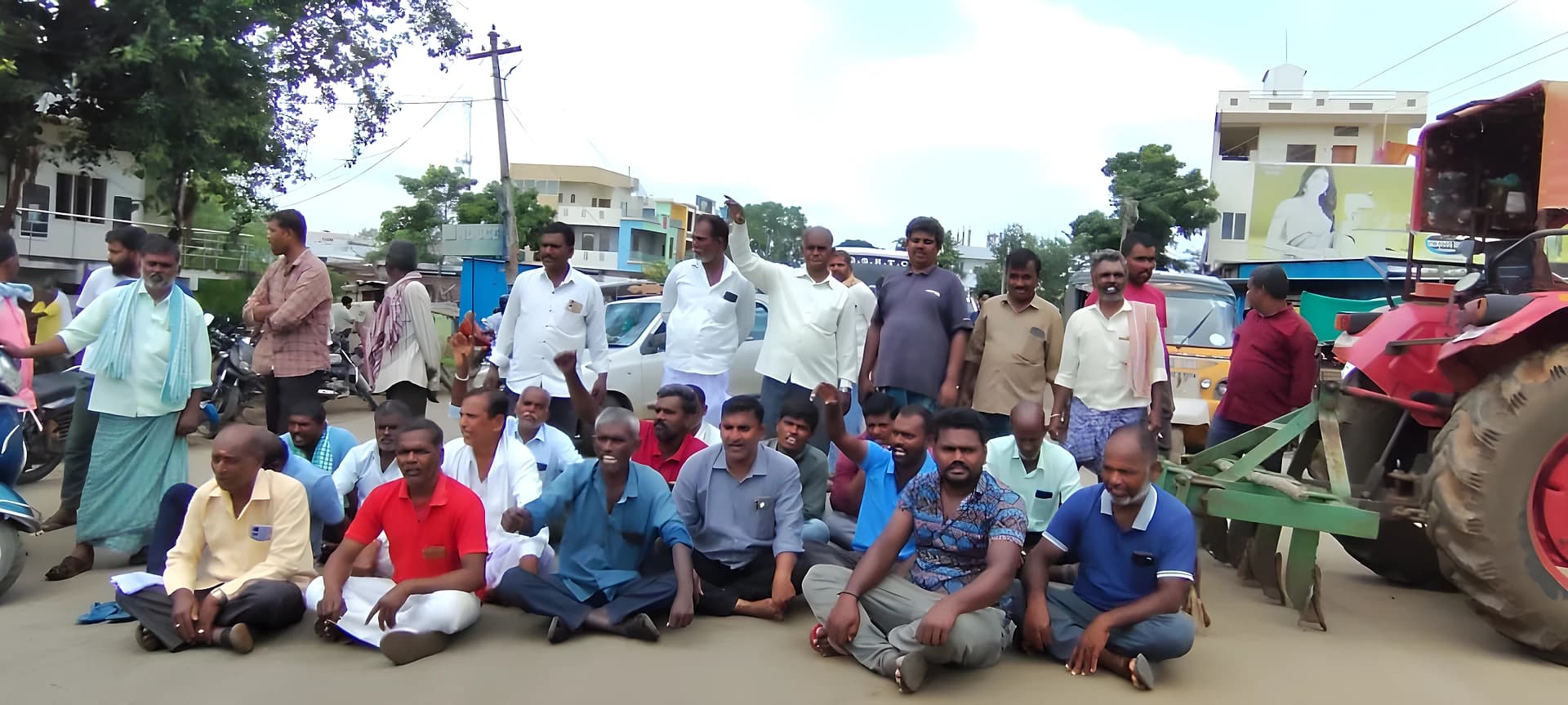 ఆన్లైన్లో నో స్టాక్.. రోడ్డుపై రైతుల రాస్తారోకో!