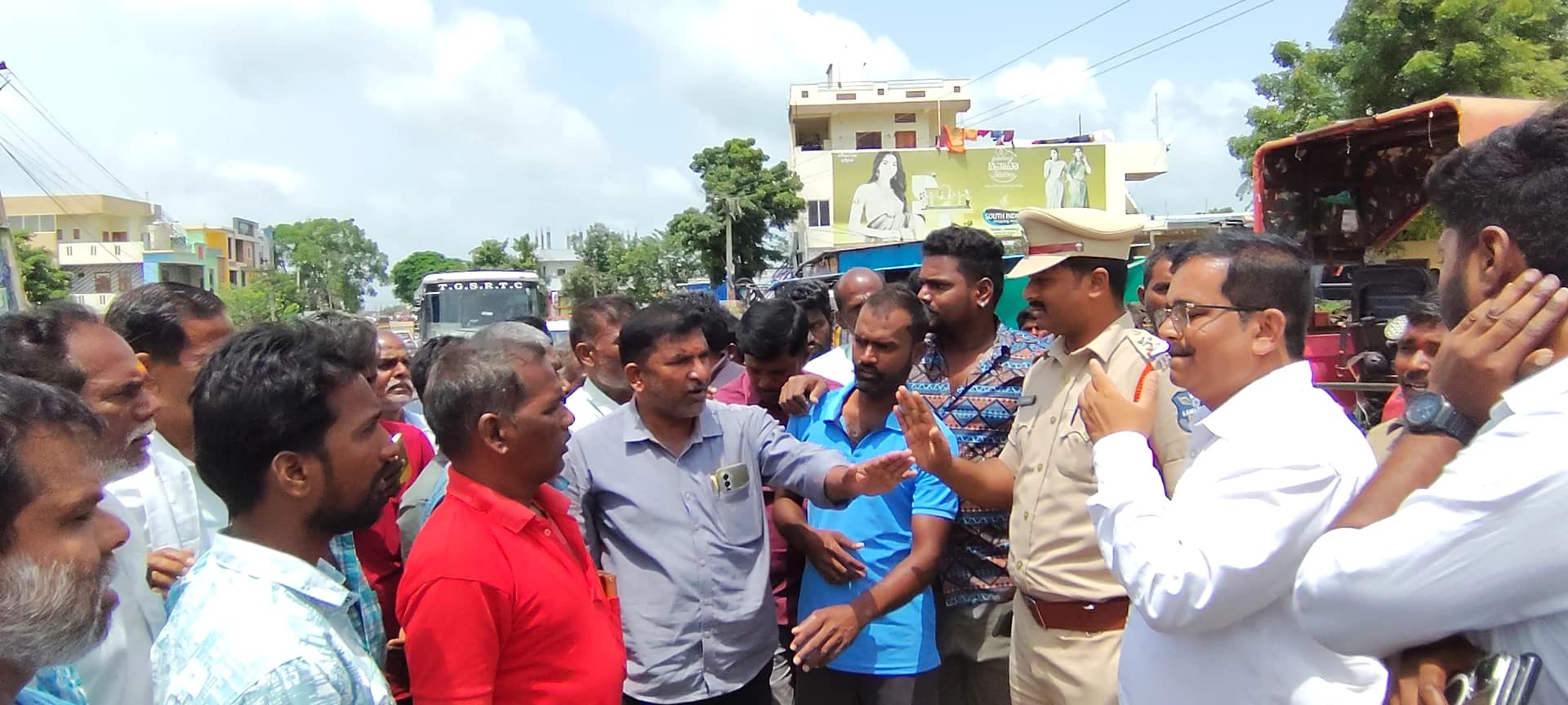 ఆన్లైన్లో నో స్టాక్.. రోడ్డుపై రైతుల రాస్తారోకో!
