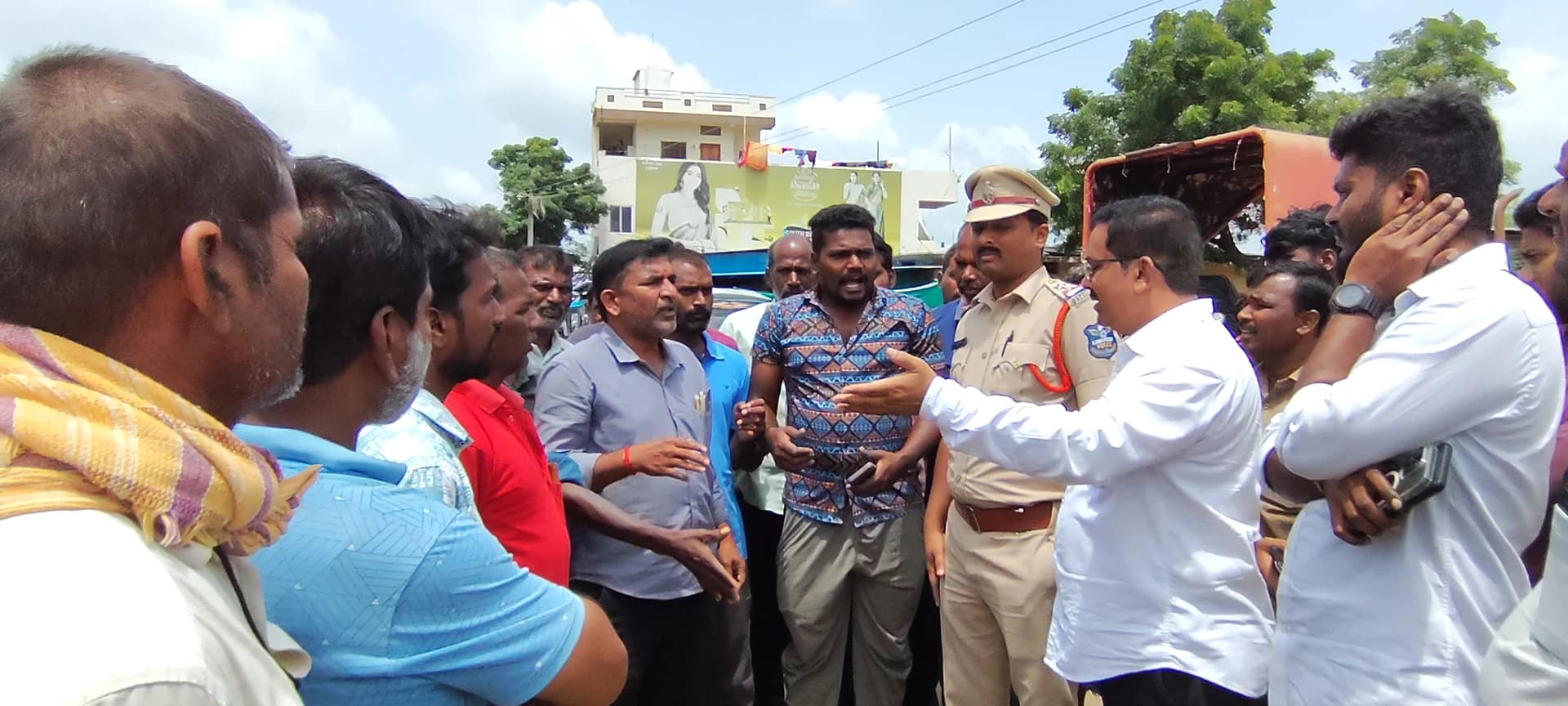 ఆన్లైన్లో నో స్టాక్.. రోడ్డుపై రైతుల రాస్తారోకో!