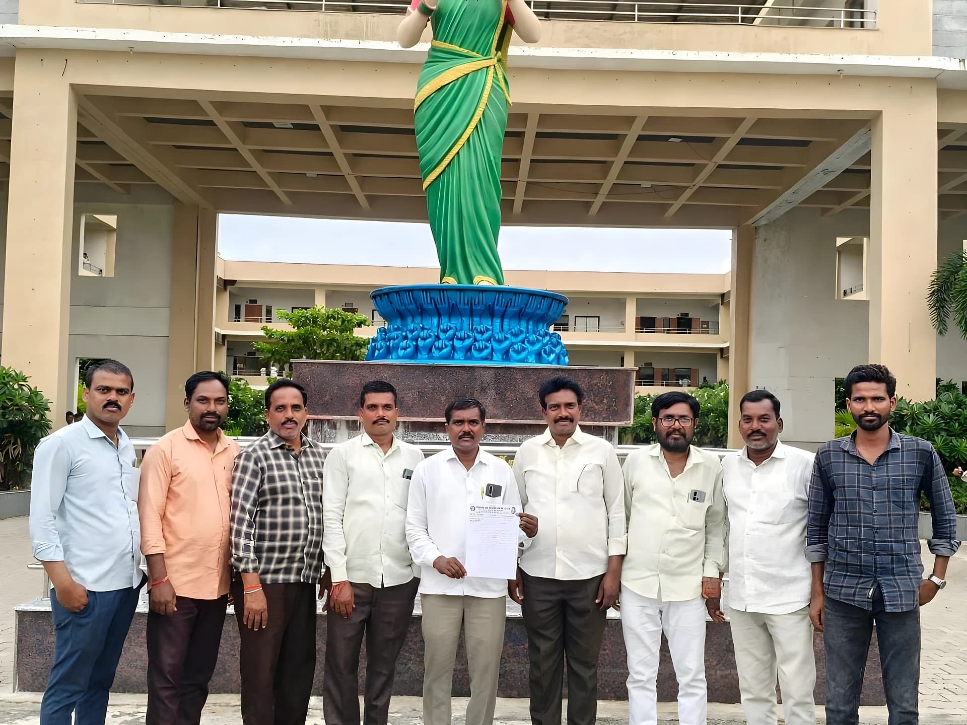 ఆ విద్యార్థినిని ఆదుకోండి ప్లీజ్...