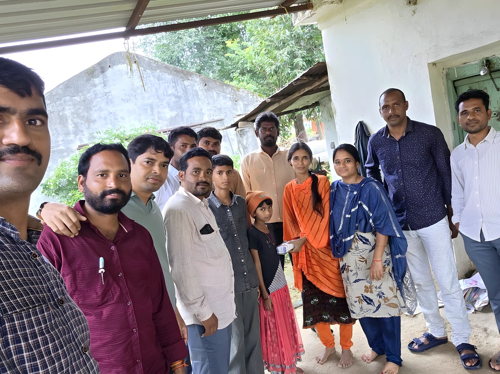 చెక్కుచెదరని స్నేహం.. మిత్రురాలికి రూ.56వేల చేయూత