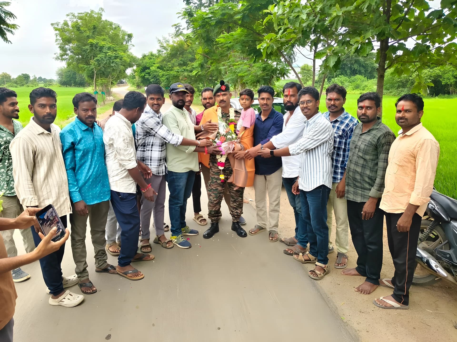 సొంతూరికి వీర జవాను.. ఘన స్వాగతం!