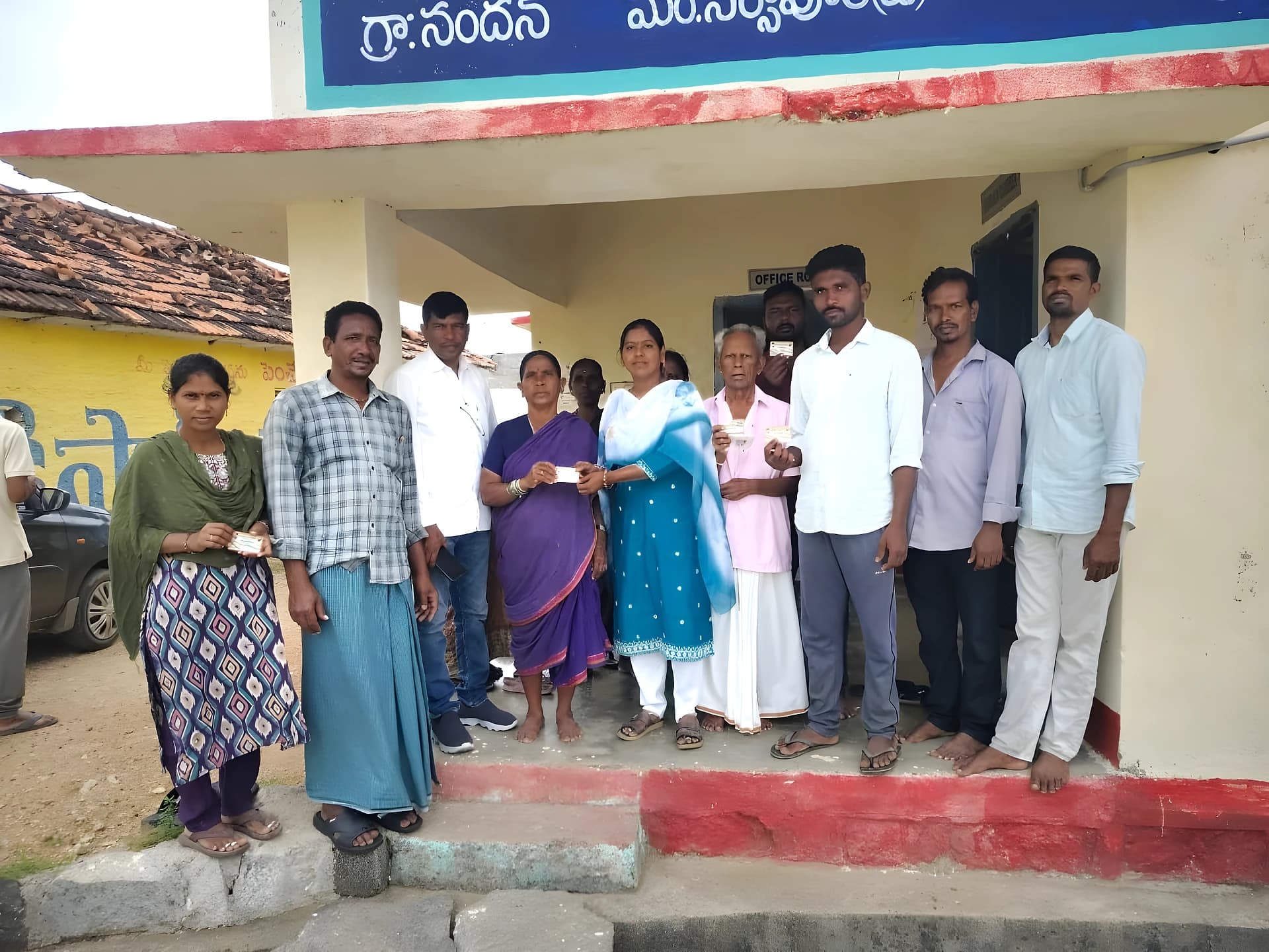 గ్రామంలో స్మార్ట్ రేషన్ కార్డులు అందజేత