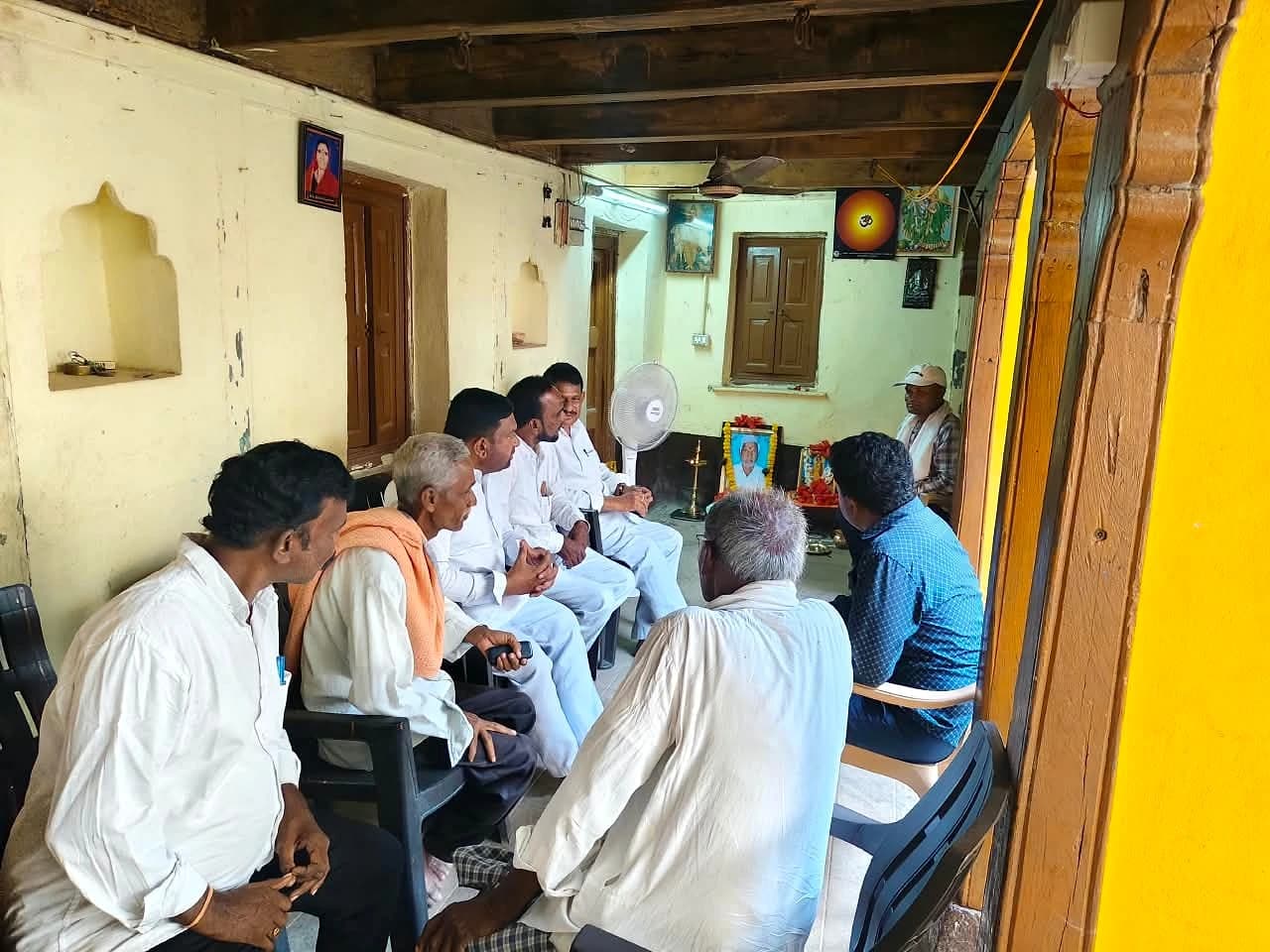 కుంటాలలో సంతాప కుటుంబాలకు మాజీ ఎమ్మెల్యే భరోసా