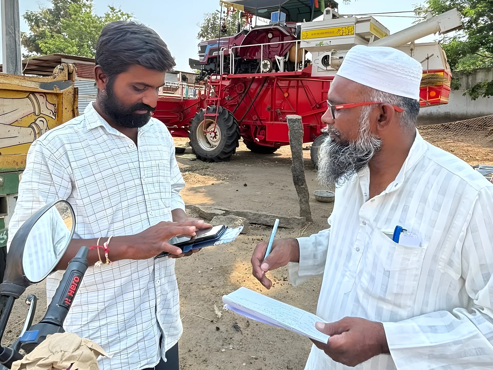 ఉత్తరాలు తగ్గినా.. ప్రజలకు చేరువగా పోస్ట్మాన్