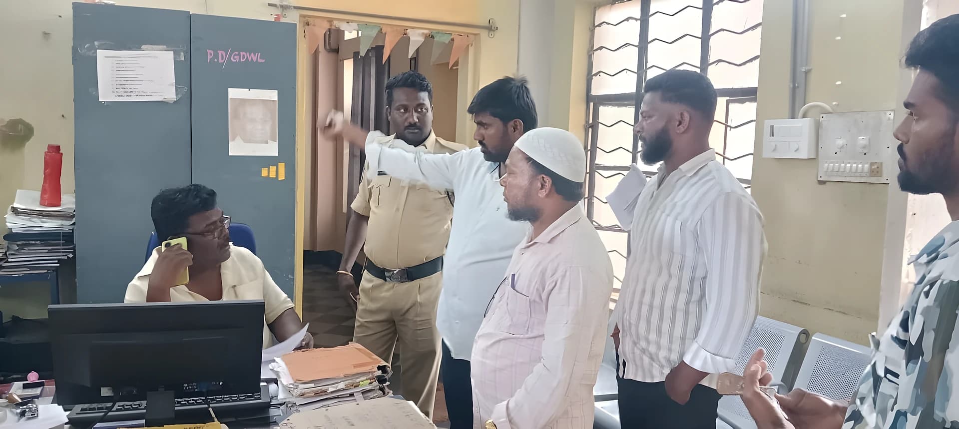 బస్సు రాకపోవడంతో గ్రామస్తుల కష్టాలు!