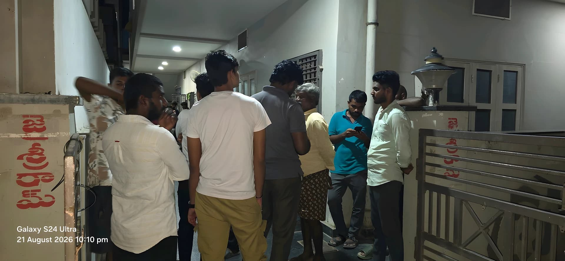 ఆస్పత్రి ముందు కుటుంబసభ్యుల ఆందోళన