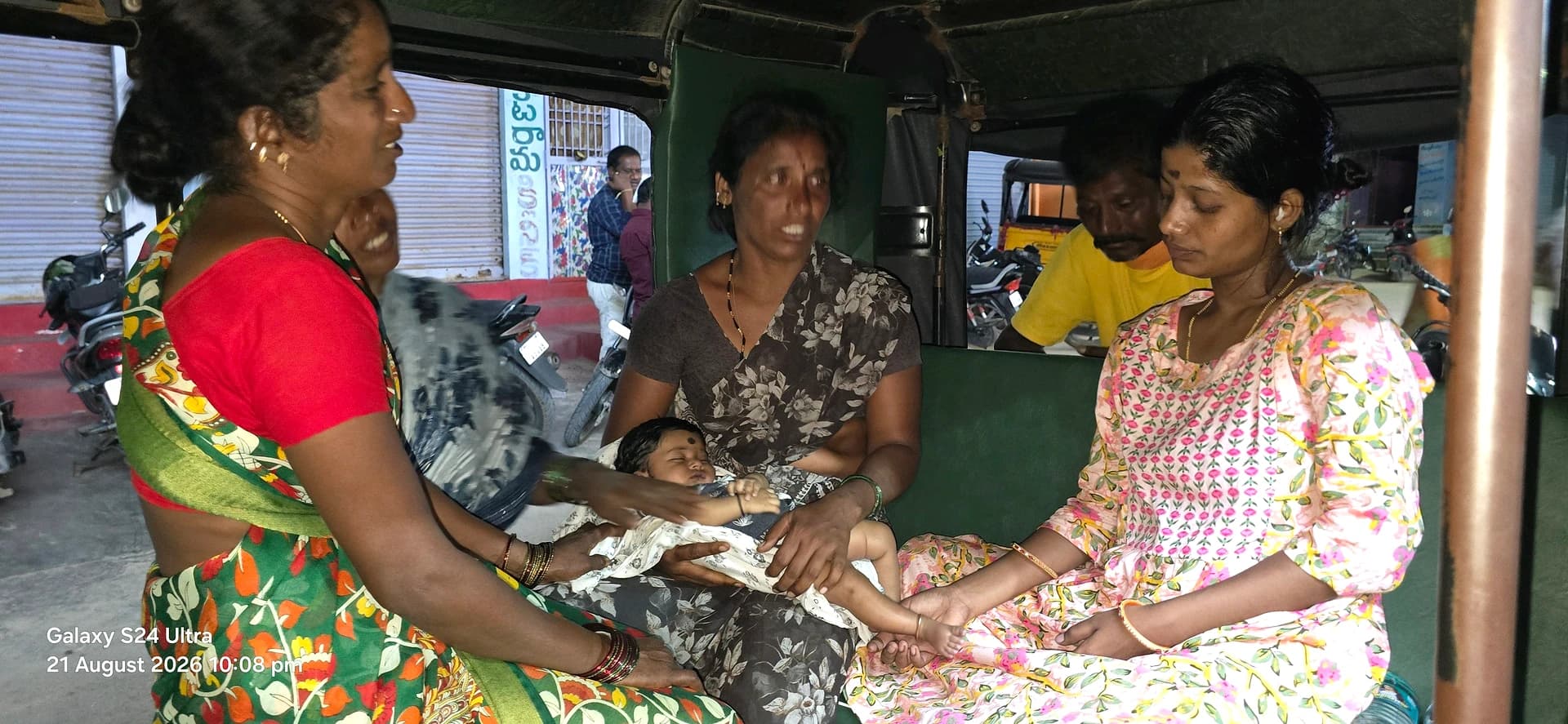 ఆస్పత్రి ముందు కుటుంబసభ్యుల ఆందోళన