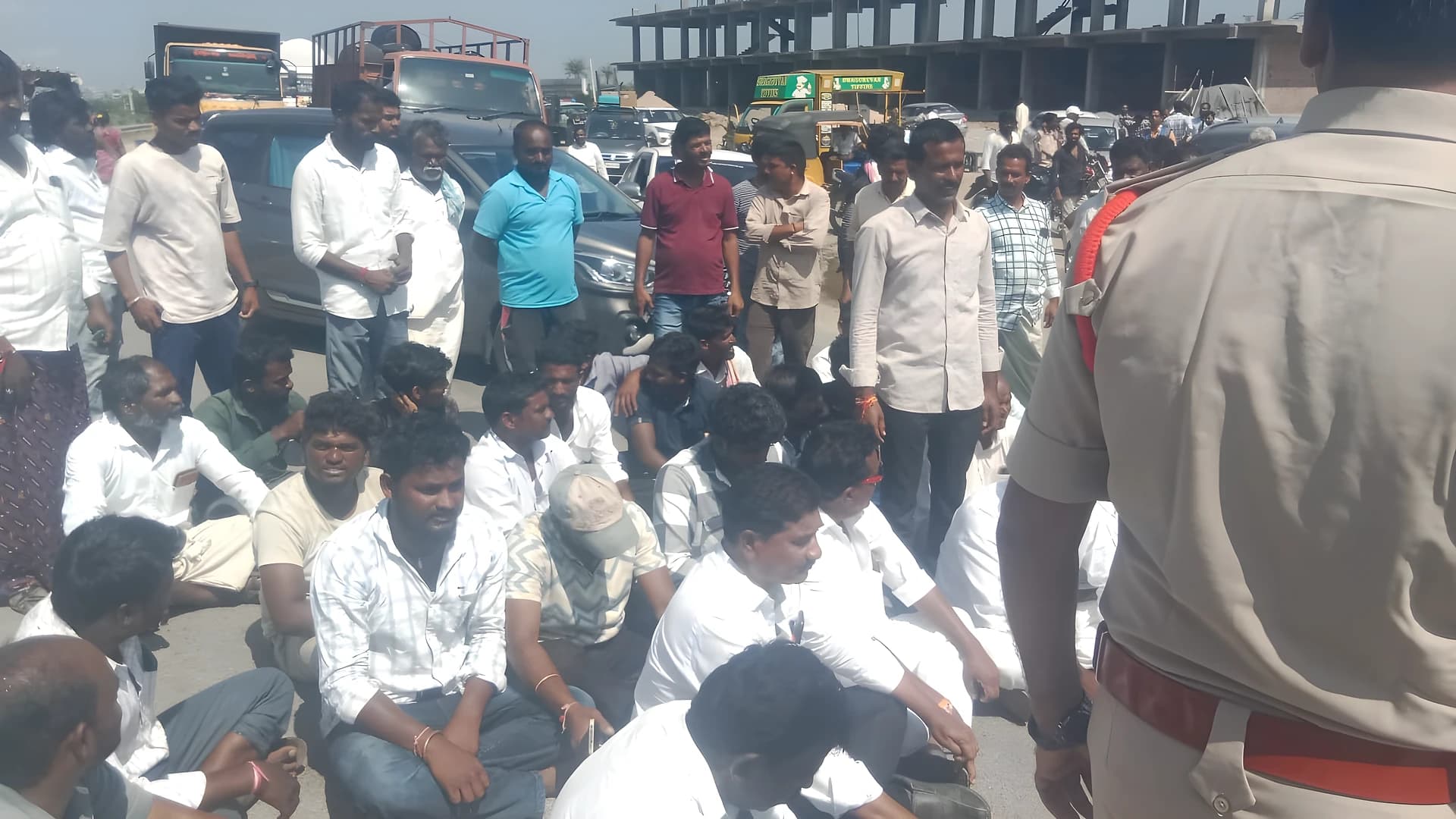 కరెంట్ కోతలకు వ్యతిరేకంగా రైతుల నిరసన